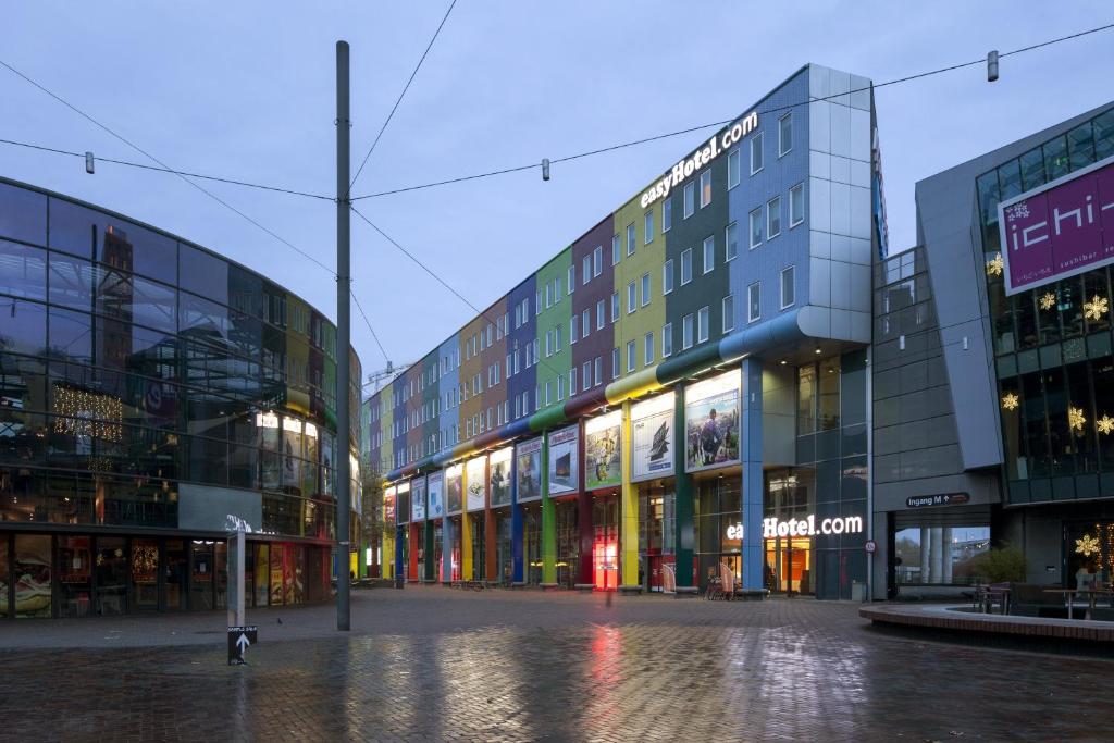 een groep hoge gebouwen in een stad bij easyHotel Amsterdam Arena Boulevard in Amsterdam