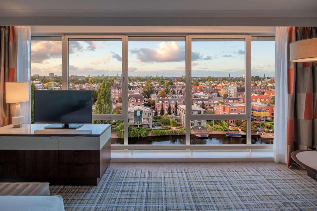 Hilton Amsterdam - King Junior Suite Canal View High Floor