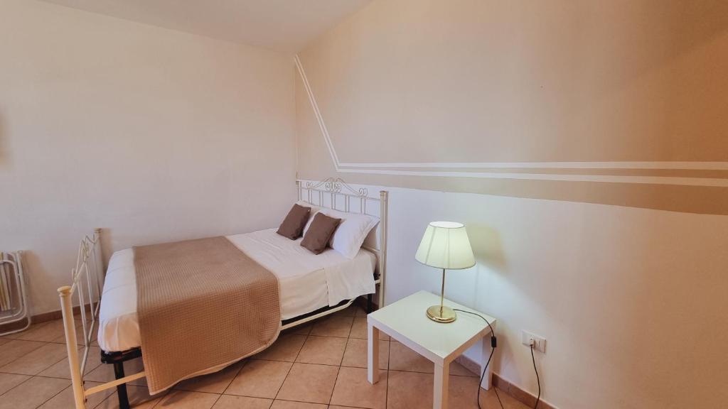 トロペアにあるBov'Apartmentの小さなベッドルーム(ベッド1台、テーブル付)