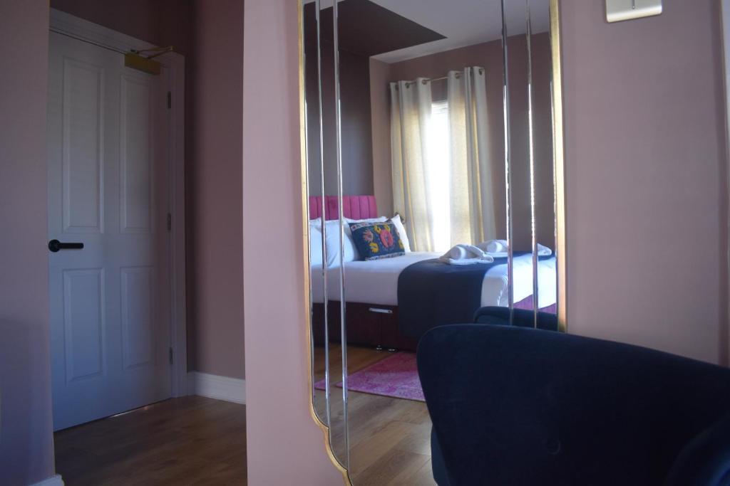 Postel nebo postele na pokoji v ubytování The Galway Rooms