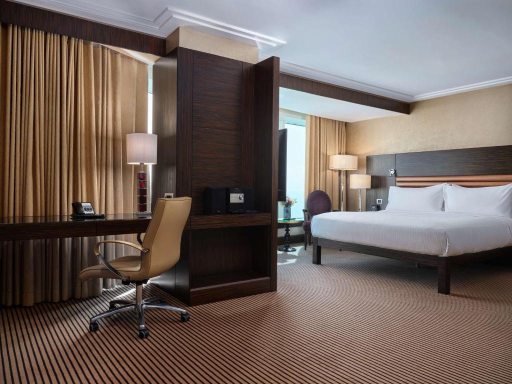 Postel nebo postele na pokoji v ubytování Hilton Baku