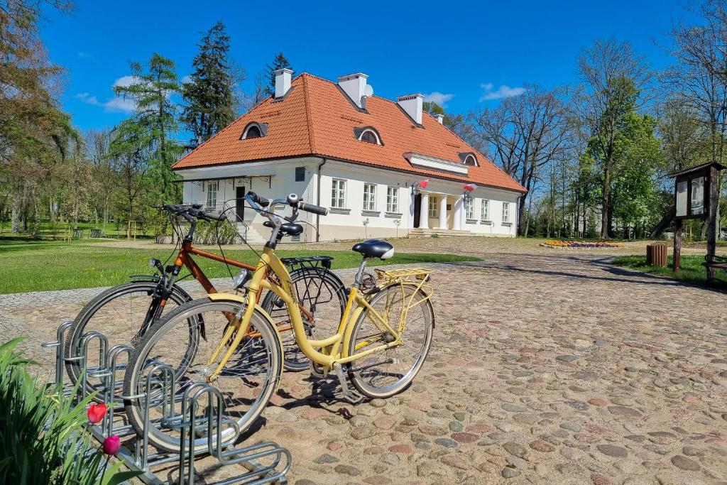 Jízda na kole v ubytování Muzeum Ziemiaństwa w Dąbrowie nebo okolí