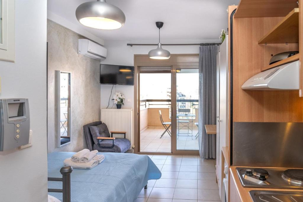 Habitación pequeña con cocina y mesa con zapatos. en Kosmos Service Apartment Beautiful Studio 3 With Additional Cost Parking, en Tesalónica