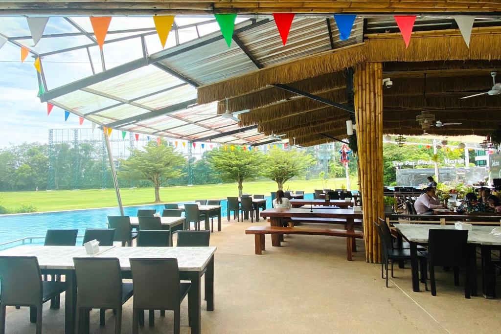 Restaurace v ubytování The Par Phuket SHA Plus