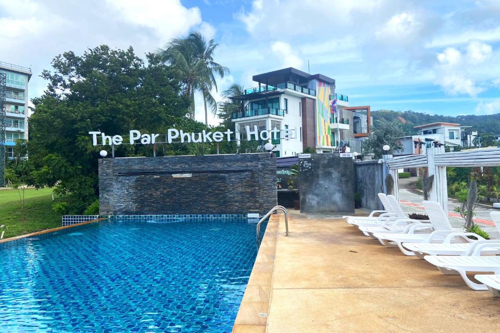 Bazén v ubytování The Par Phuket SHA Plus nebo v jeho okolí