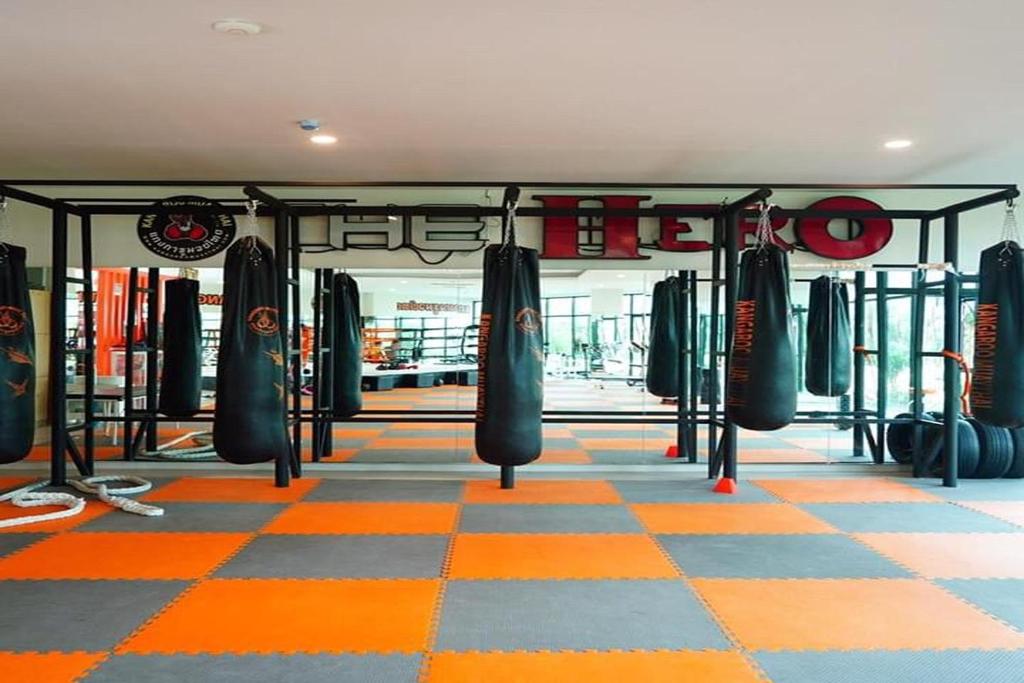 Fitness centrum a/nebo fitness zařízení v ubytování The Par Phuket SHA Plus