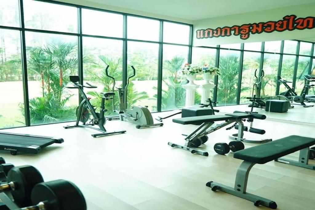 Fitness centrum a/nebo fitness zařízení v ubytování The Par Phuket SHA Plus