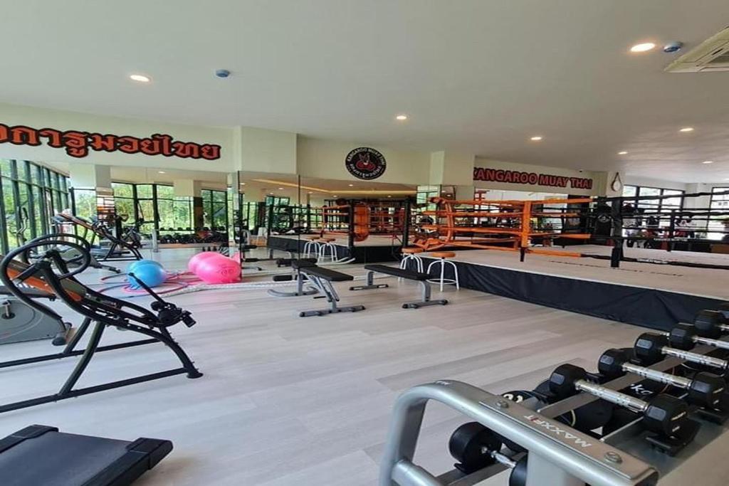 Fitness centrum a/nebo fitness zařízení v ubytování The Par Phuket SHA Plus