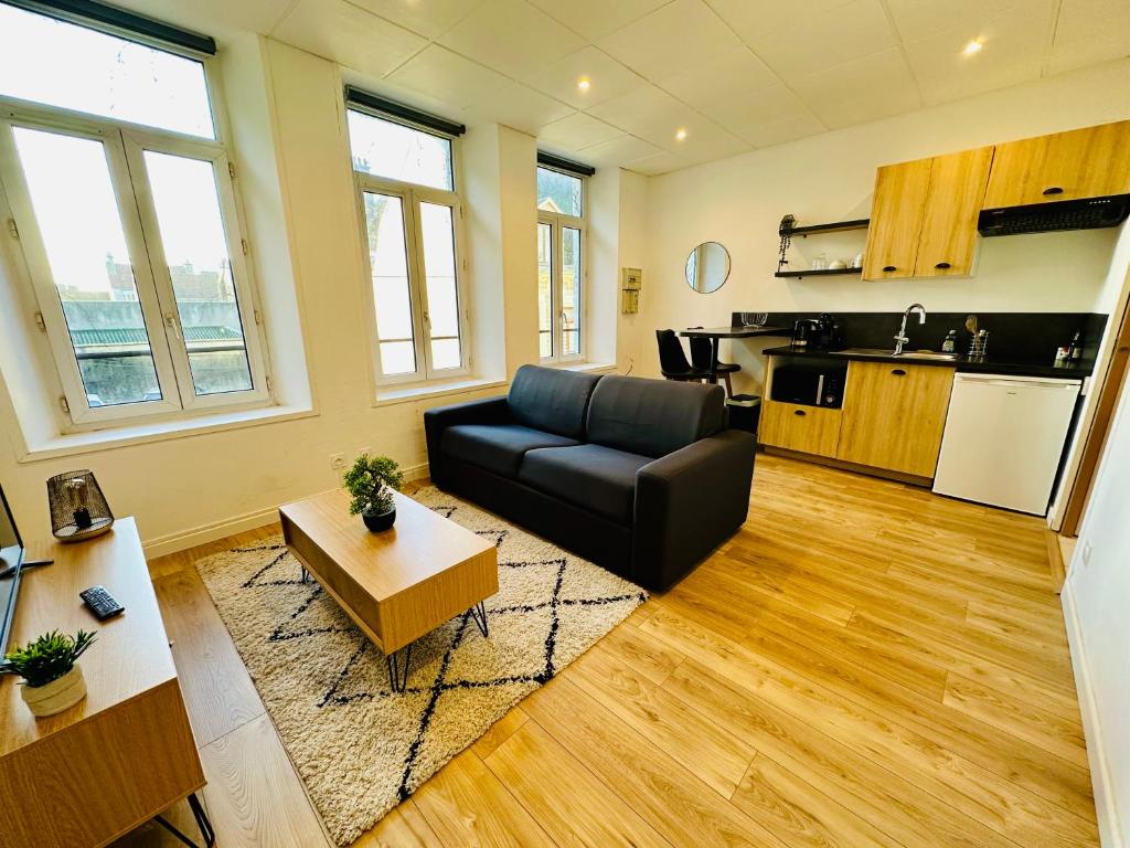 un salon avec un canapé et une cuisine dans l'établissement Vue dégagée #1, à Boulogne-sur-Mer