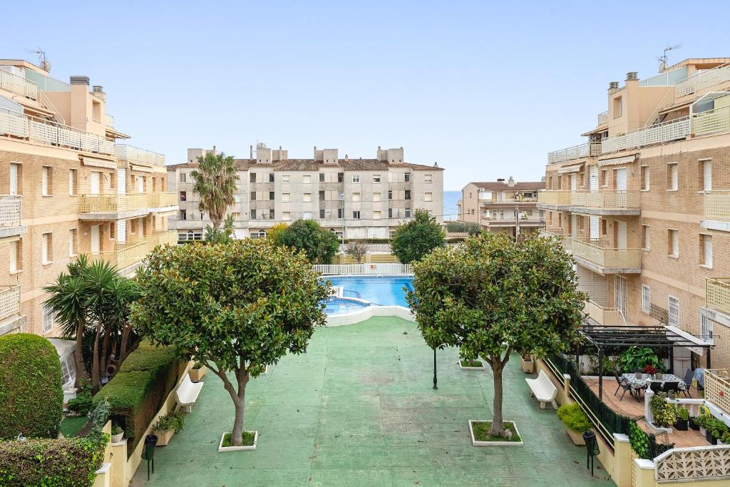 O vedere a piscinei de la sau din apropiere de Apt en Cunit con piscina compartida