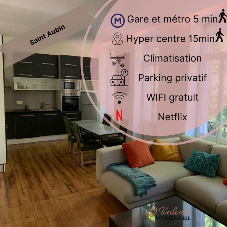 un salon avec un canapé et une cuisine dans l'établissement L'Élégance du Midi - climatisation réversible, à Toulouse