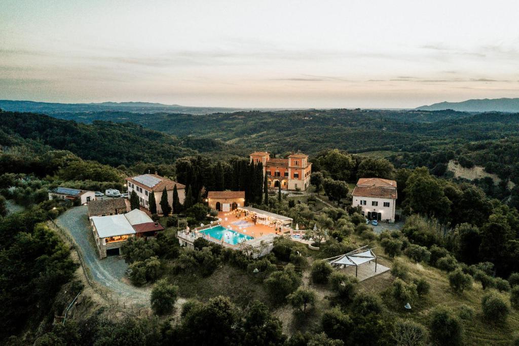 una vista aérea de una casa con piscina en Villa Lena, en Palaia