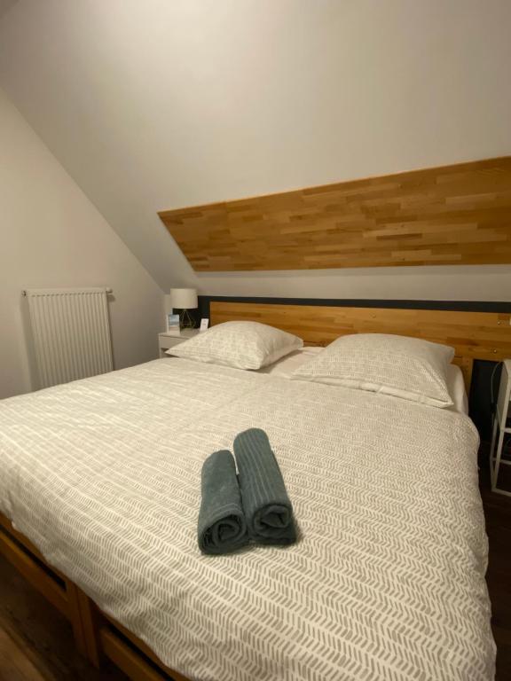 Una cama con dos pares de toallas. en 2-Zimmer-Oase-Cityapartment Bielefeld Mitte en Bielefeld