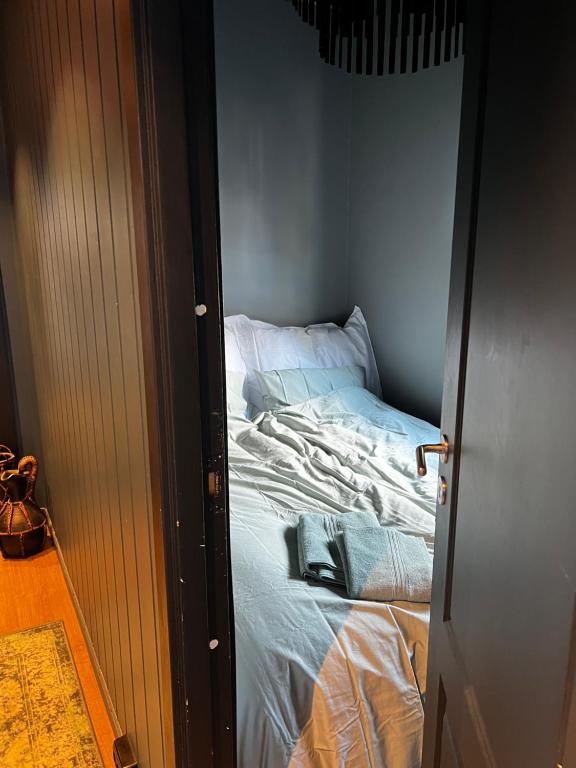 Postel nebo postele na pokoji v ubytování Anna's Apartment, Tromsdalen