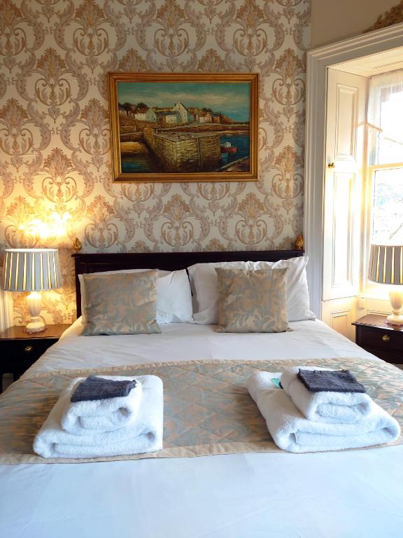 Postel nebo postele na pokoji v ubytování Heatherlie House Hotel