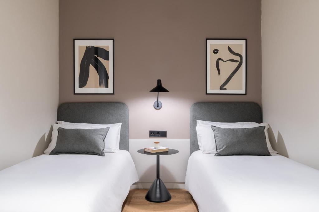 Posteľ alebo postele v izbe v ubytovaní Aspasios Rambla Catalunya Apartments