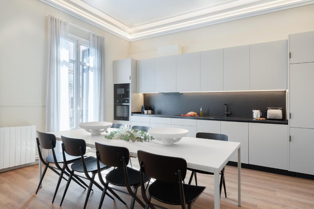 Kuchyňa alebo kuchynka v ubytovaní Aspasios Rambla Catalunya Apartments