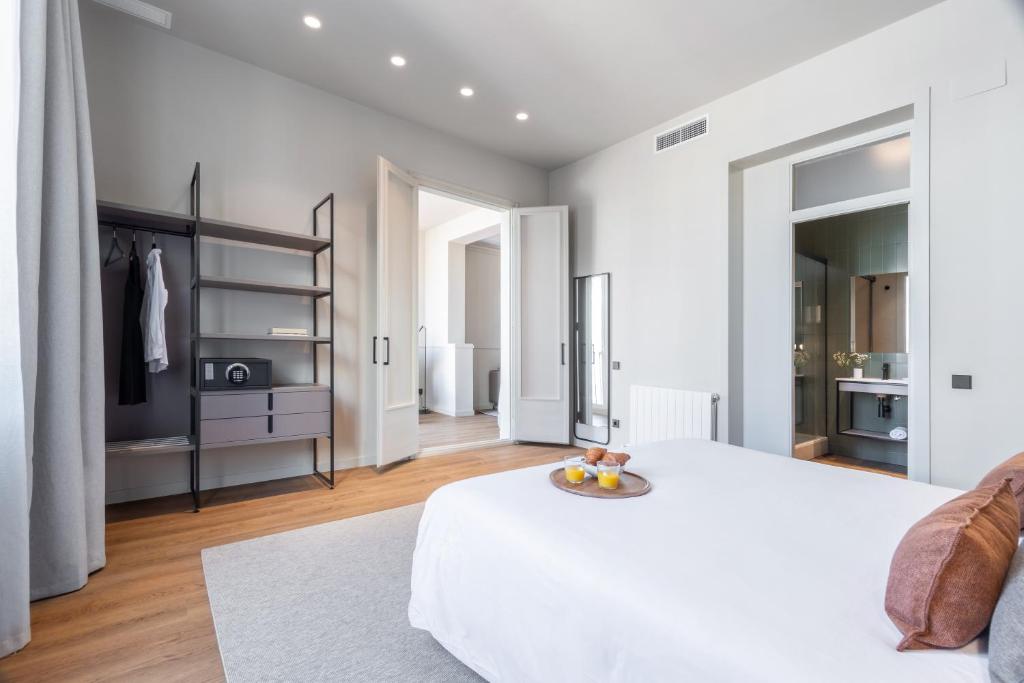 Posteľ alebo postele v izbe v ubytovaní Aspasios Rambla Catalunya Apartments