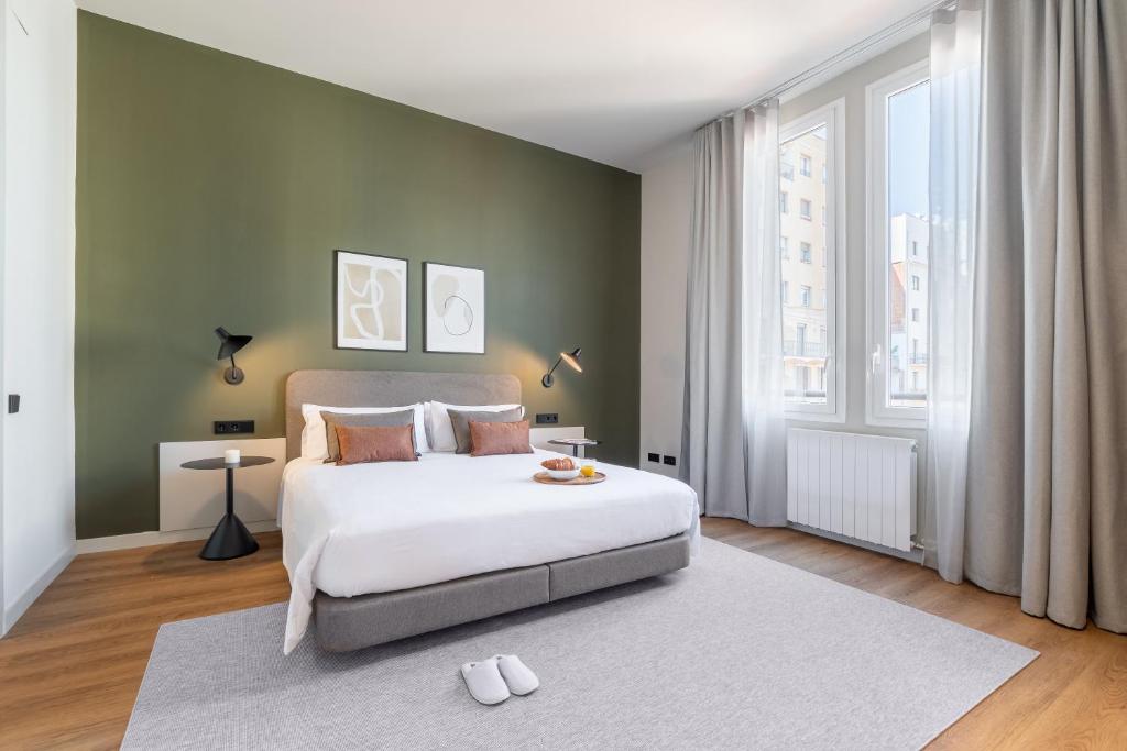 Posteľ alebo postele v izbe v ubytovaní Aspasios Rambla Catalunya Apartments