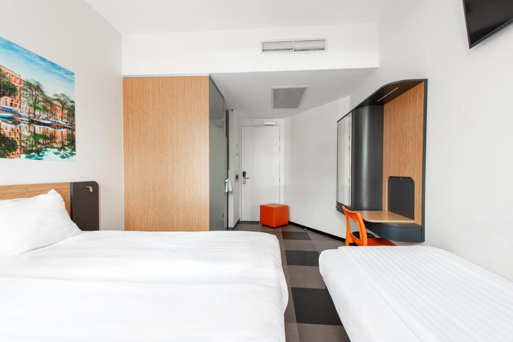 easyHotel Amsterdam Arena Boulevard - Resim 11