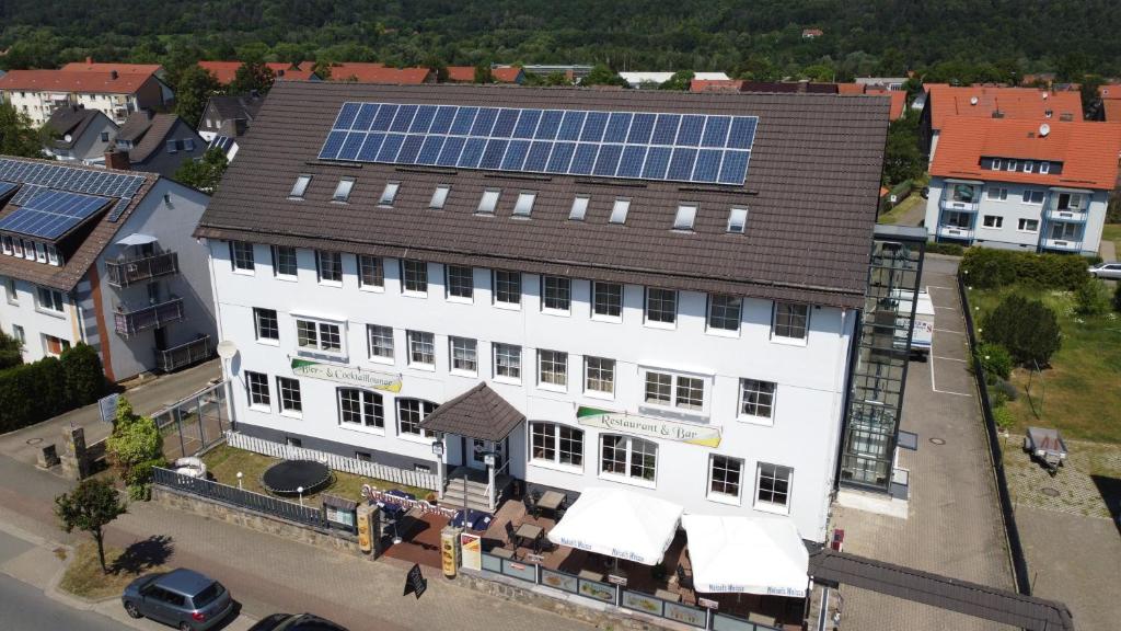 una vista aérea de un edificio con paneles solares. en Gästehaus am Harz - Monteurzimmer en Goslar