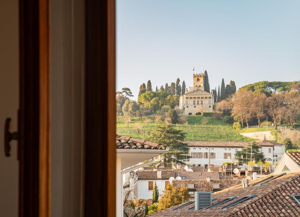 desde la ventana de una ciudad con un castillo en Il Centrale, en Conegliano