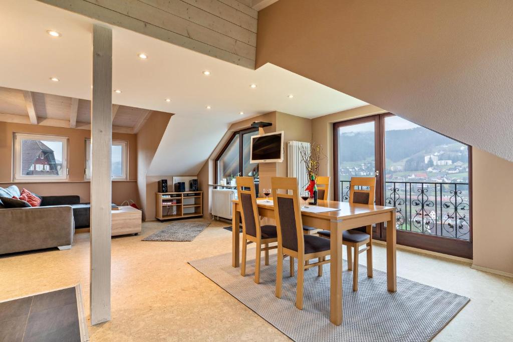 een eetkamer en een woonkamer met een tafel en stoelen bij Ferienwohnung Sonnenschein in Baiersbronn