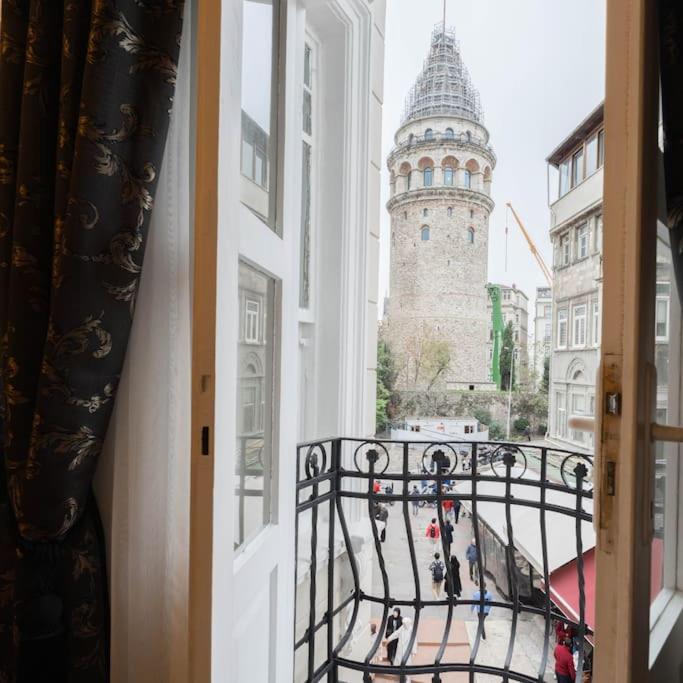 Blick auf einen Turm aus einem Fenster eines Gebäudes in der Unterkunft Galata kulesi'nin tam karşısında muhteşem daire in Istanbul