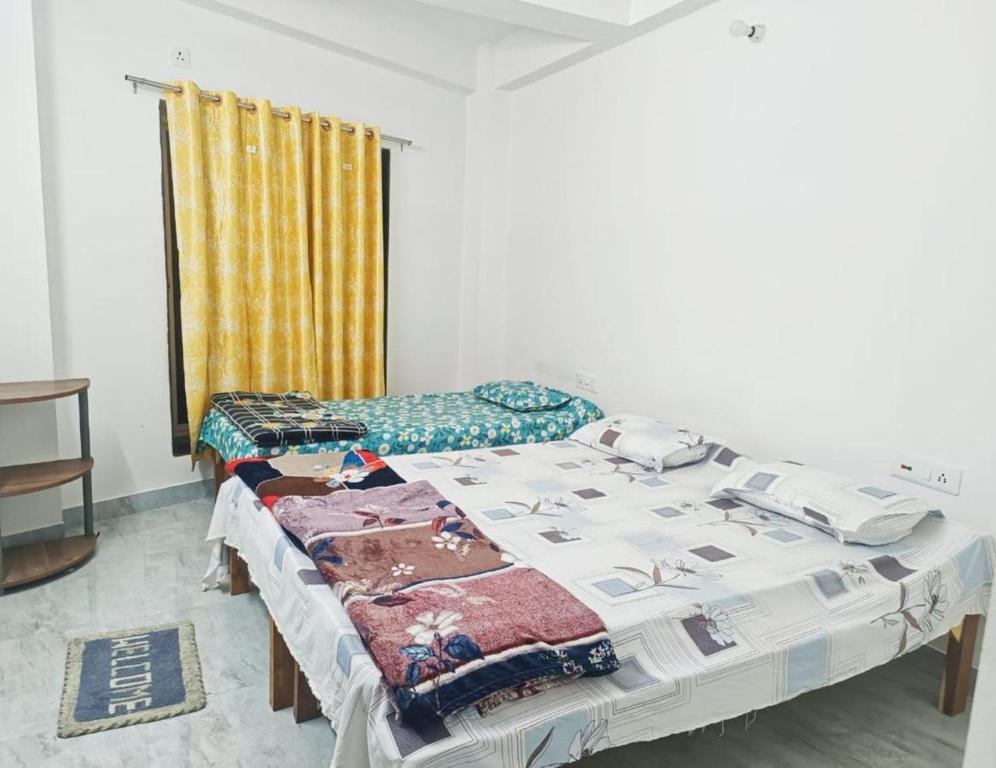 een slaapkamer met 2 bedden in een kamer bij Traveller's Nest By My Fav Nest in Siliguri