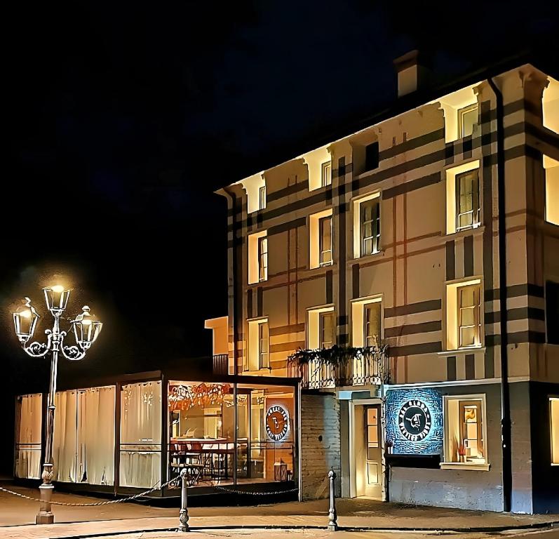 a building with a street light in front of it at Hotel Dal Menga in Torrebelvicino
