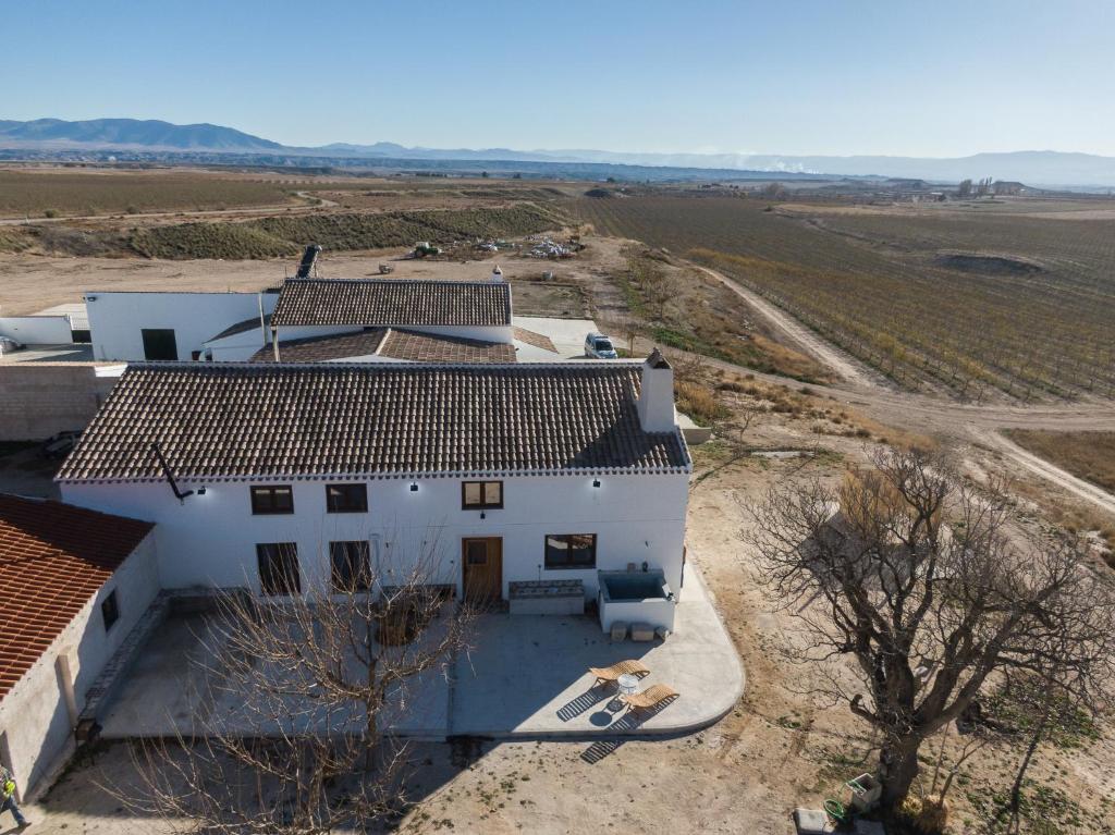 uma vista aérea de uma casa branca num campo em Cortijo Los Llanos em Huéscar