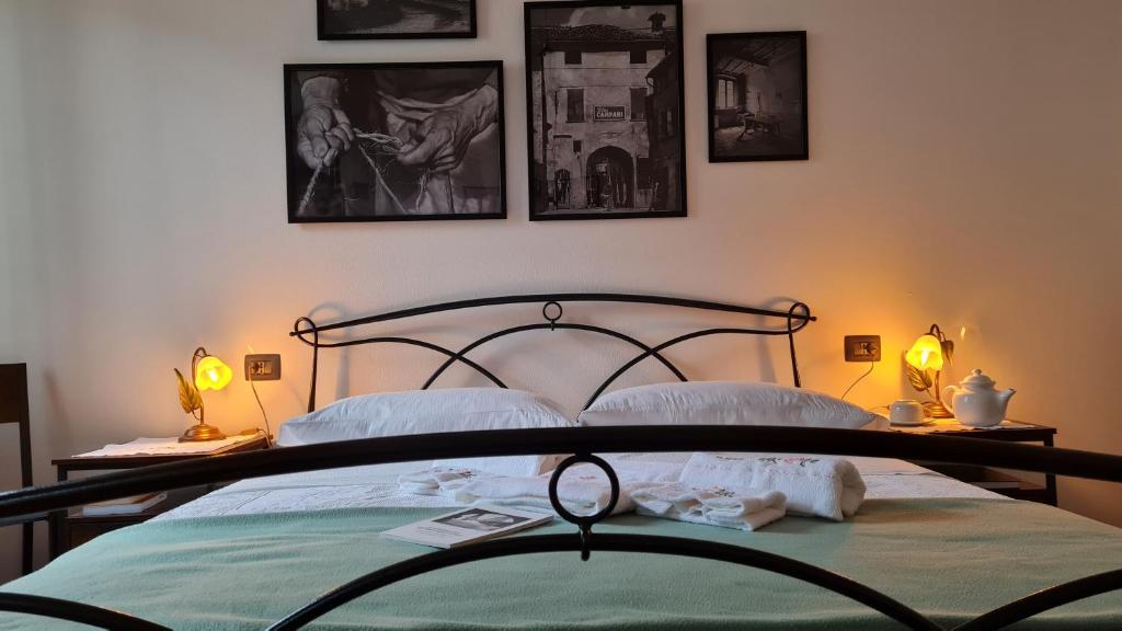 een slaapkamer met een bed met foto's aan de muur bij Casa delle rondini in Cingia deʼ Botti