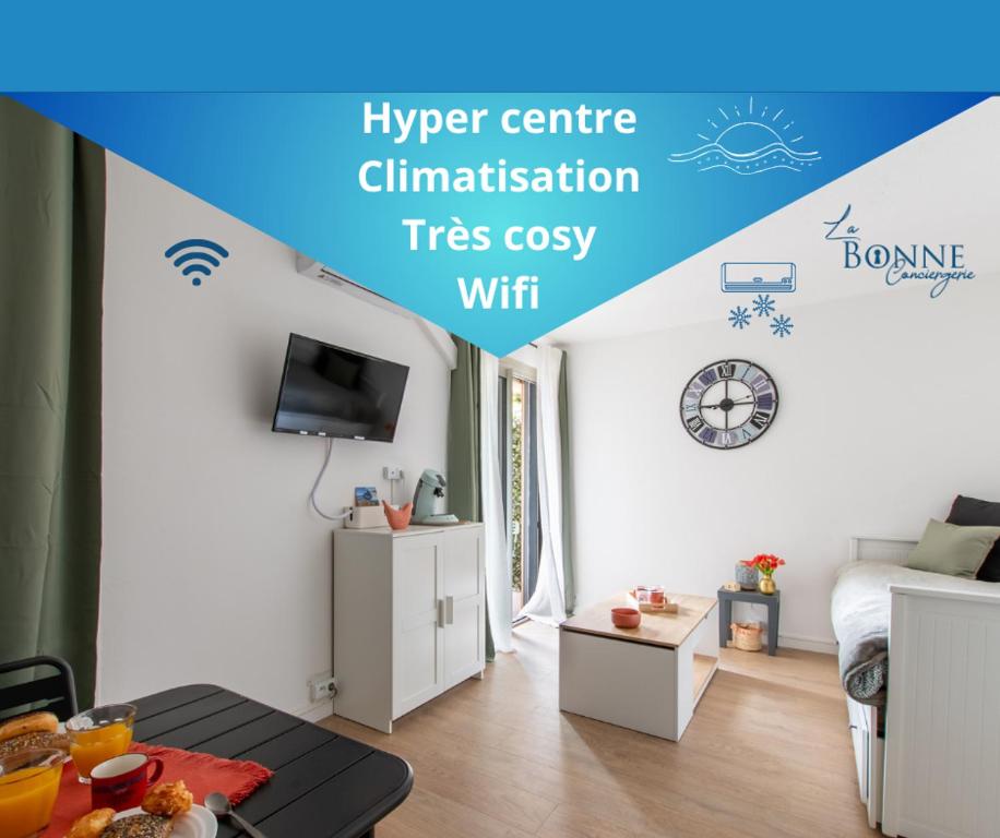 - un salon blanc avec un lit et une table dans l'établissement Nid douillet * Hyper Centre * Clim * Plage à 5 min * Port à 5 min, à La Grande Motte