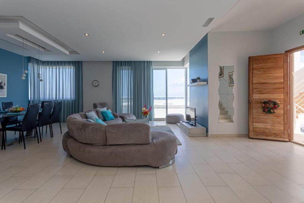 un ampio soggiorno con divano e tavolo di Waters-Edge Complex a Marsaskala