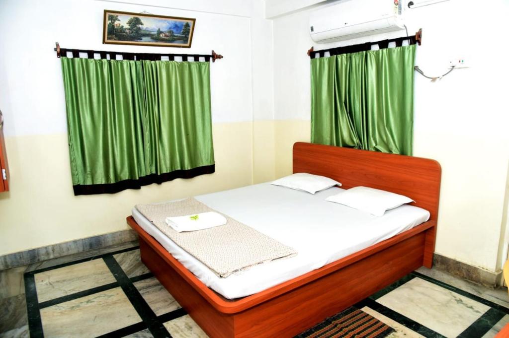 Postel nebo postele na pokoji v ubytování Janata Hotel