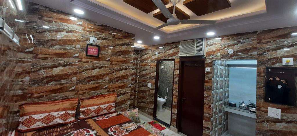 Køkken eller tekøkken på Diplomat luxury home stay in private apartment with kitchen, washroom, wifi , Android tv, fridge in cream location of posh south delhi foreiner area of lajpat nagar, safst locality of Delhi for single females