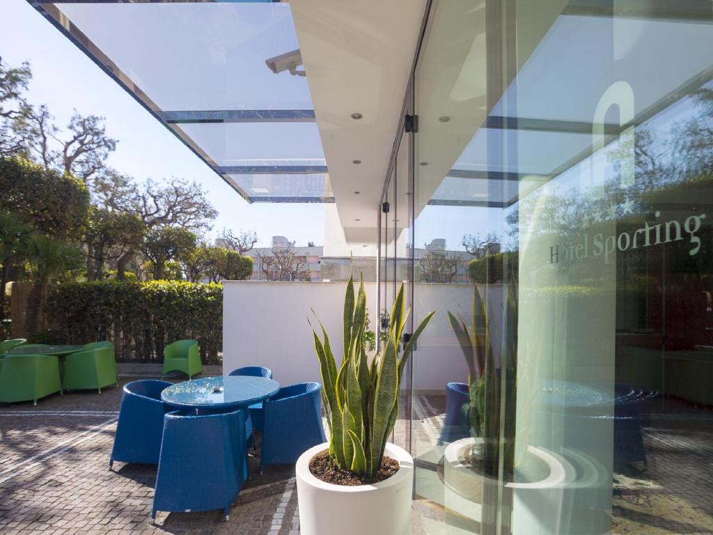 a patio with a table and a potted plant at Hotel Sporting in San Benedetto del Tronto