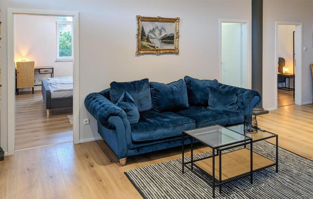 Sofá azul en la sala de estar con mesa en Stunning Apartment In Bad Heilbrunn With Wifi, en Bad Heilbrunn