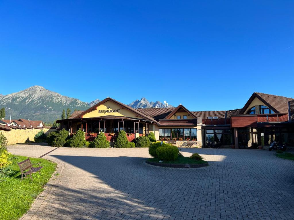 un complexe avec une montagne en arrière-plan dans l'établissement Hotel Amalia, à Nová Lesná