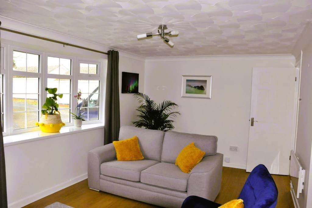 een woonkamer met een bank en een raam bij Ocean Breeze, Gower Holiday Village. Allows Dogs in Swansea
