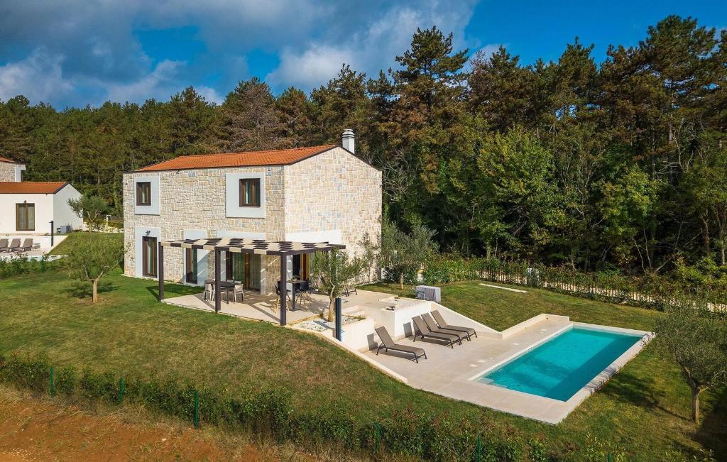 een extern uitzicht op een huis met een zwembad bij Villa-Veritas in Višnjan