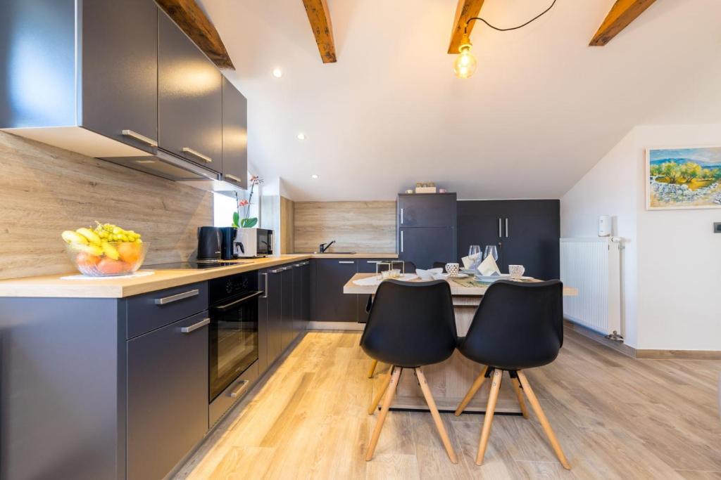 Kuchyňa alebo kuchynka v ubytovaní Apartments Janeš