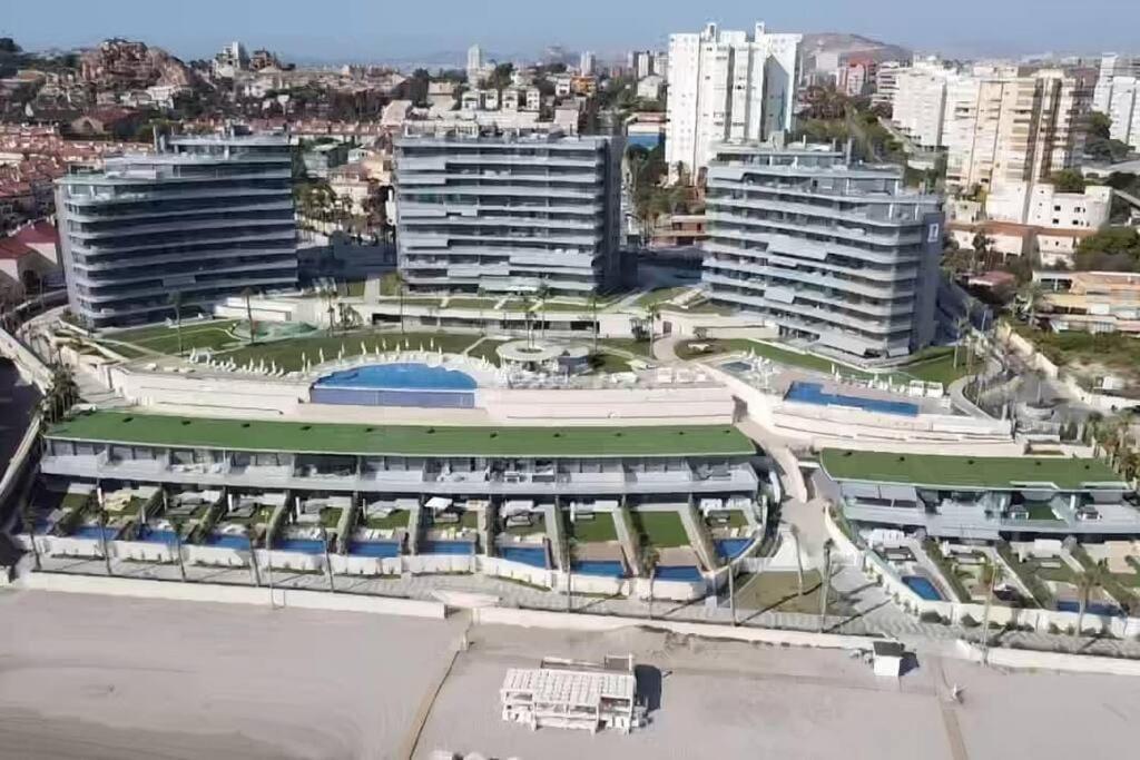 een luchtfoto van een gebouw in een stad bij Sidi Luxury 2 (Beach & Golf) in Alicante