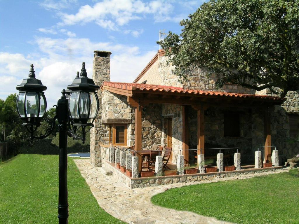 Peñalba de ÁvilaにあるCasa rural a escasa distancia de Ávila by Alterhomeの石造りの家