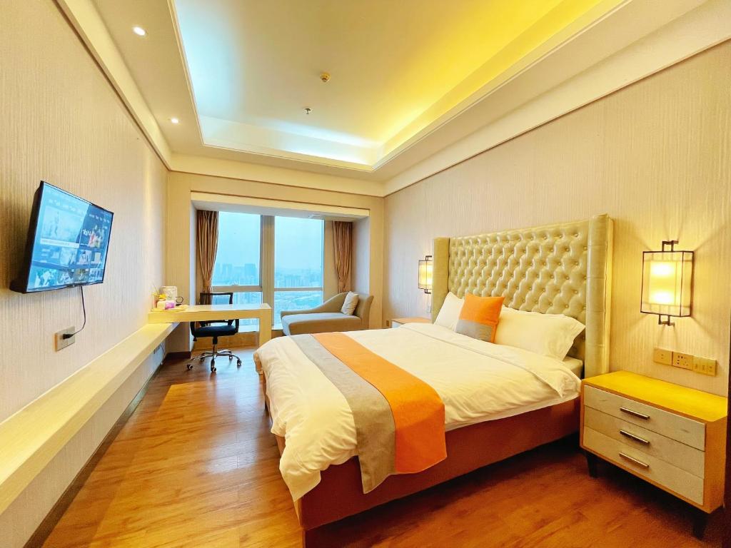 TV a/nebo společenská místnost v ubytování HT Legend Hotel Changgang Metro Station Exit F -Direct to Canton Fair