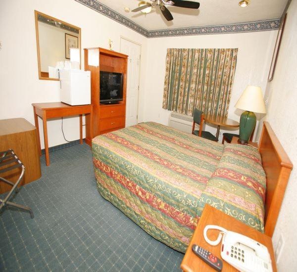 Hollywood Guest Inn - Queen Room