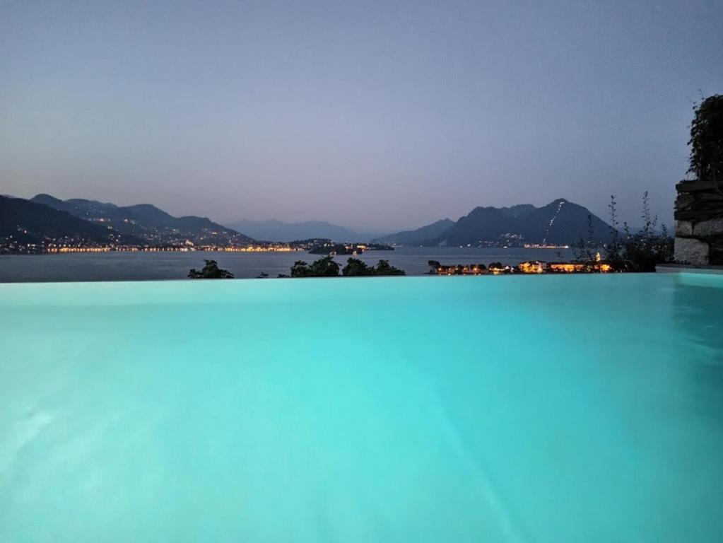 una piscina con vistas al agua en Villa Adelaide, en Baveno