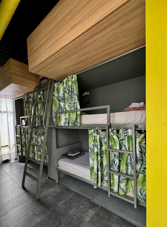 Palanda nebo palandy na pokoji v ubytování Iconic Athens Hostel