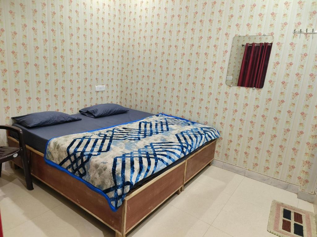 מיטה או מיטות בחדר ב-Shri Sita Ram Seva Trust