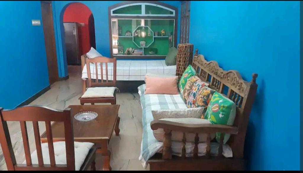 Ruang duduk di Villa Aditya- Only 2kms from White Town & Beach